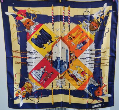 une photo d'un foulard carré accroché à un mur