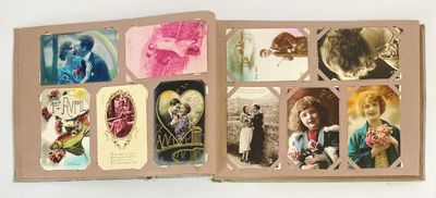 un livre ouvert avec des images de personnes et d'animaux