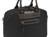 un gros plan d'un sac de voyage noir sur fond blanc