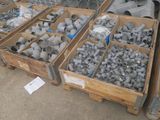 plusieurs cartons contenant des tuyaux et des raccords de différentes tailles et formes