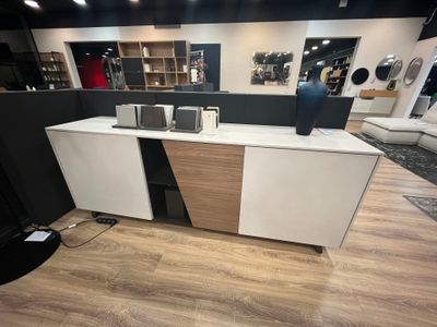 Un buffet design blanc et bois marque MOBILIER DE FRANCE mod…