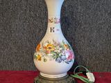 un vase blanc avec des fleurs sur une table