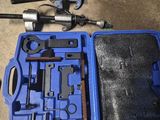 une mallette bleue contenant des outils, posée par terre