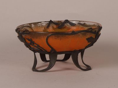 un bol orange orné d'un motif d'oiseau
