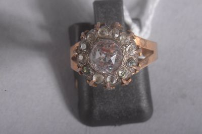 une bague posée sur un porte-bague