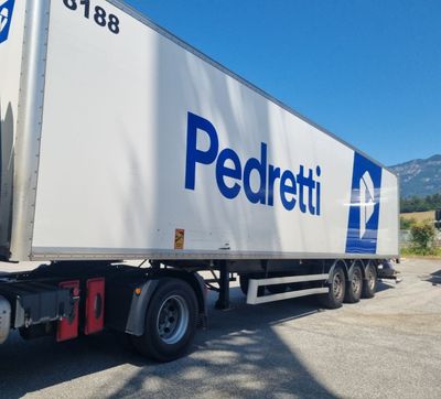 un camion semi-remorque garé sur le côté de la route