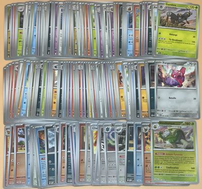 une collection de cartes Pokémon exposée sur une table