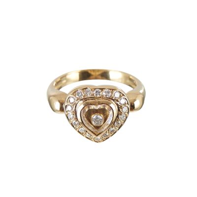 un gros plan d'une bague en or sertie d'un diamant en forme de cœur