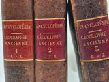Deux vieux livres sont posés côte à côte sur une étagère