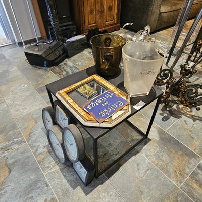 une table basse avec un livre dans un salon
