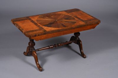 une petite table avec un plateau en bois posé sur un socle gris