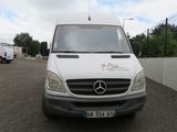une camionnette blanche garée dans un parking