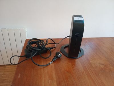 une photo d'un bureau sur lequel se trouvent un ordinateur et un chargeur