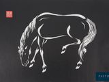 un dessin en noir et blanc représentant un cheval sur fond noir