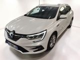 La voiture blanche est garée dans une pièce blanche.