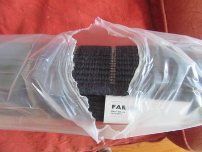 un sac en plastique contenant une paire de chaussettes