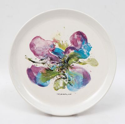 une assiette sur laquelle est représentée une fleur