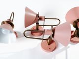 deux lampes roses et blanches posées l'une à côté de l'autre sur une surface blanche