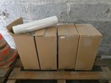 une pile de cartons posée sur une palette à côté d'un cône de signalisation