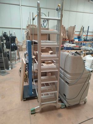 une pile de cartons et une échelle dans un entrepôt