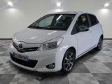 une photo d'une Toyota Yaris blanche garée dans un garage