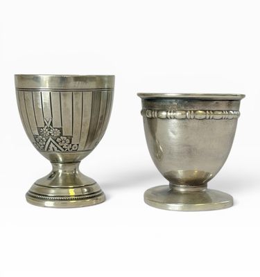 paire de coupes plaquées argent sur socles, sur fond blanc