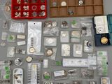 une table sur laquelle sont posés de nombreux objets hétéroclites