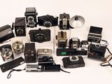 a lot of old cameras that are on the table