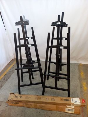 deux chaises noires assises l'une à côté de l'autre dans une pièce