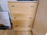 une armoire en bois sur laquelle est posé un ordinateur portable