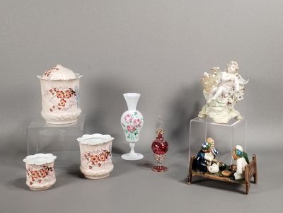 de nombreux vases et figurines exposés sur la table