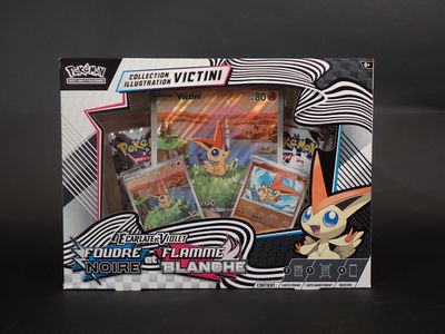 La boîte est ouverte pour montrer le contenu du jeu de cartes à collectionner Pokémon.
