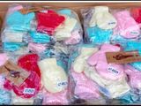 de nombreuses paires de chaussettes dans une boîte, accompagnées d’étiquettes