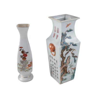 deux vases posés l'un à côté de l'autre sur une surface blanche