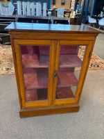 Vitrine basse, en bois mouluré, époque début XXe, 95 cm x 71… (photo 2)