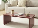 une table basse avec un livre dans un salon