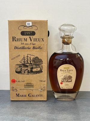 une image représentant une bouteille de rhum devant une boîte
