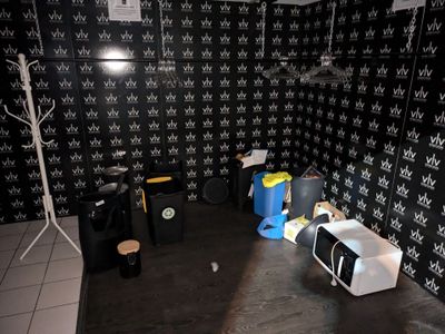une photo d'une pièce où il y a beaucoup d'objets par terre