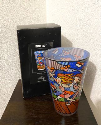 un verre posé sur une table à côté d'une boîte