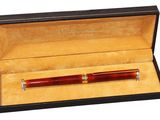 une image représentant un stylo dans une boîte, sur fond blanc