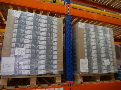 de nombreuses caisses sur les palettes dans l'entrepôt