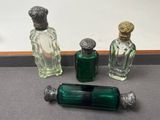 trois flacons de parfum posés les uns à côté des autres sur une table