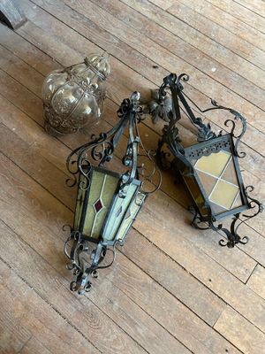 deux lampes posées par terre l'une à côté de l'autre