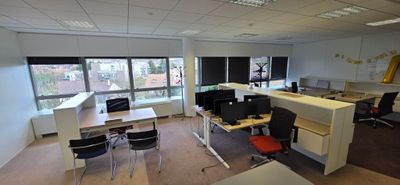 UN ENSEMBLE COMPRENANT : 7 BUREAUX D'ANGLE AVEC RETOUR ET PA…