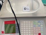 une image représentant une balance sur laquelle est posée une étiquette de prix