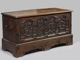 un vieux coffre en bois orné de sculptures et de gravures