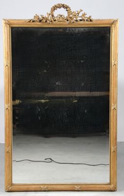 une image représentant un miroir avec un cadre doré sur fond noir