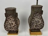 paire de vases chinois anciens sculptés, posés sur des socles en laiton