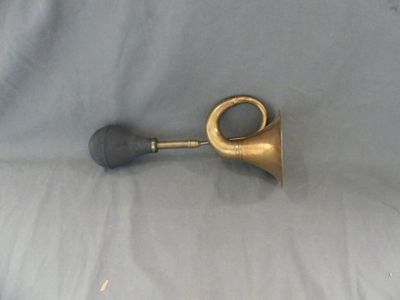 un petit instrument en laiton posé sur un drap blanc
