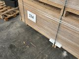 plusieurs piles de palettes en bois empilées les unes sur les autres dans un entrepôt